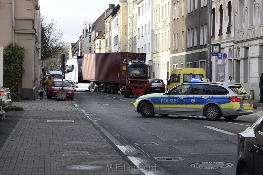 LKW gegen Bruecke wegen Rettungsgasse Koeln Muelheim P70.JPG - Miklos Laubert